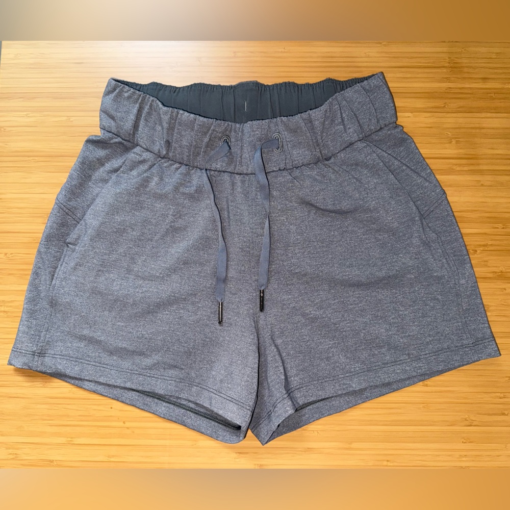 EUC lululemon On the Fly mid rise shorts 2.5” grey size 2